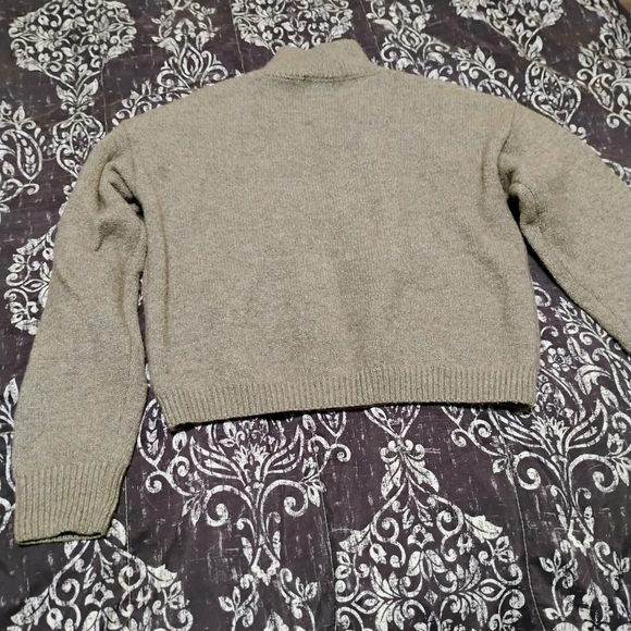 Floral Embroidered Cropped Sweater - Picture 7 of 10